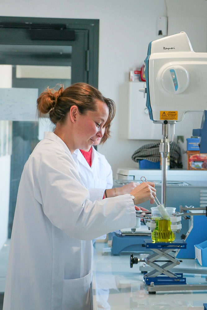 La Phocéenne de Cosmétique - équipe Laboratoire à Salon-de-Provence