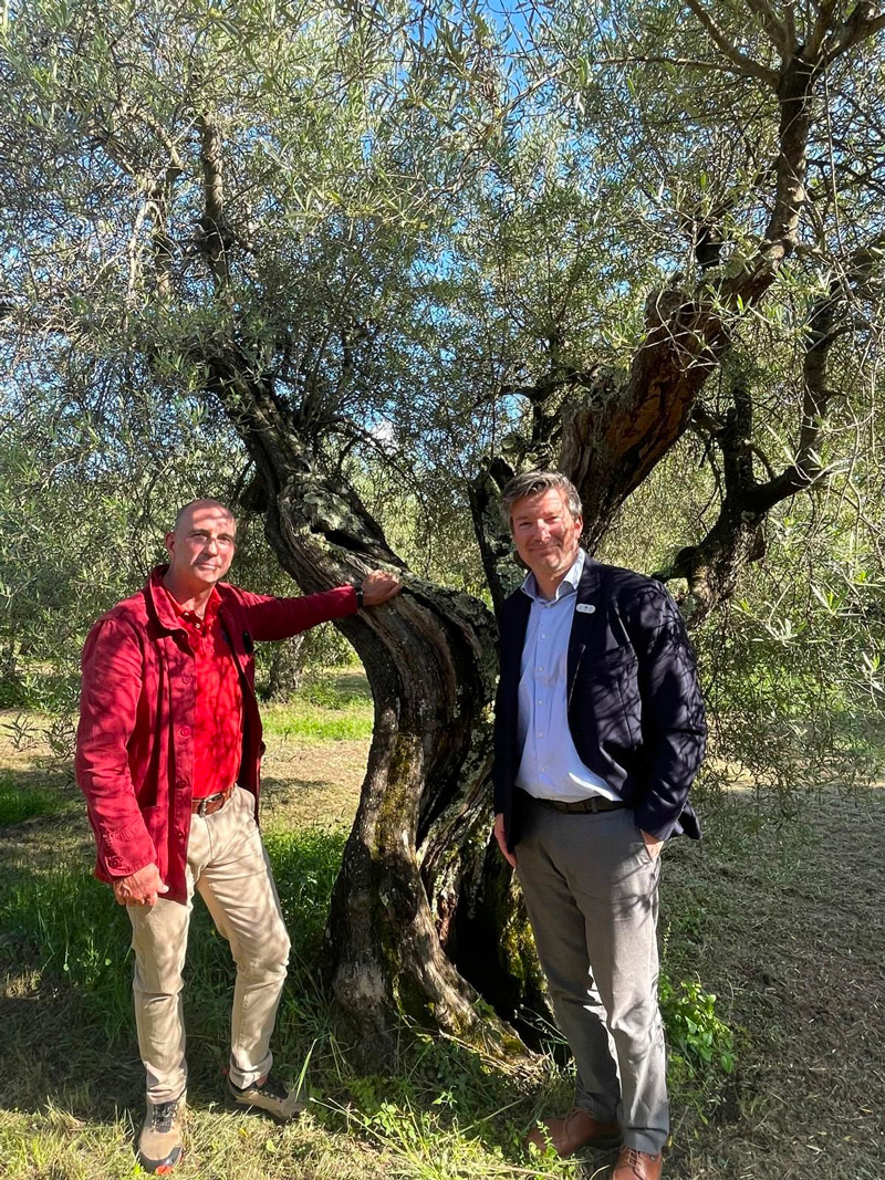 Éric Renard, fondateur de La Phocéenne de Cosmétique et Alexandre de Palmas, directeur de Carrefour France au Moulin de Cante Perdrix